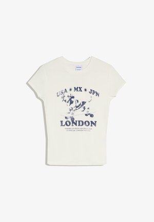 Maglietta bianca a maniche corte con grafica di un bassotto su uno skateboard e testo che fa riferimento a USA, MX, JPN e Londra.