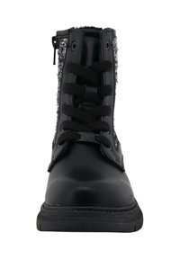 Sorte læder ankle boots med en tekstureret side, sorte snørebånd og en sidelukning med lynlås. Har en rund tå og flad gummisål.