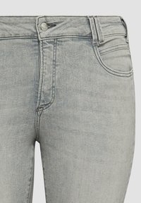 Hellgraue Denim-Jeans mit hoher Taille, klassischem Fünf-Taschen-Design und einem Metallknopfverschluss vorne.
