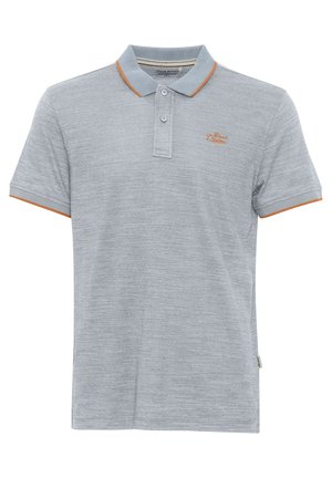 Grå polo shirt med orange kant ved kraven og ærmerne. Har et struktureret stof og to knapper ved halsen.