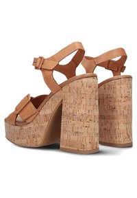 Kurken platform sandalen met een chunky hak, voorzien van een gladde beige synthetische bovenkant, verstelbare enkelbandjes en gespsdetails.