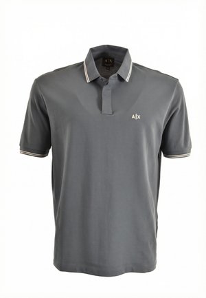 Camiseta tipo polo gris carbón con cuello y bordes de las mangas a rayas blancas, mangas cortas y pequeño logo blanco de A|X en el pecho izquierdo.