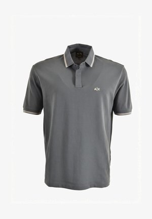 Polo gris charbon avec col et bords de manches rayés blancs, manches courtes, et petit logo A|X blanc sur la poitrine gauche.