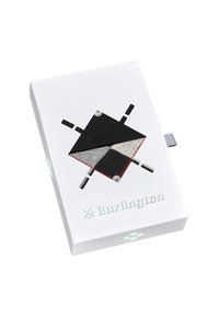 De verpakking van Burlington beschikt over een witte doos met een geometrisch zwart, grijs en rood stofontwerp, met accenten en logo-details.