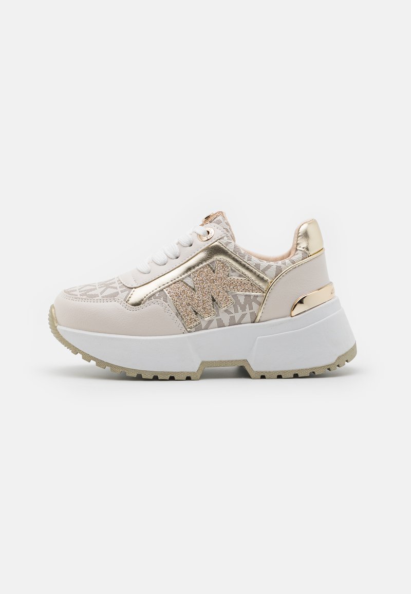 Beige Sneaker mit einem strukturierten goldenen Akzent, gemusterten Seiten, weißen Schnürsenkeln und einer kräftigen weißen Sohle mit einem Grip-Muster.
