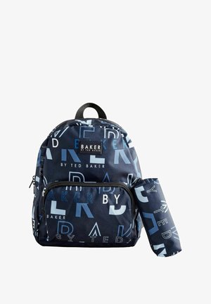 Tumesinine seljakott, millel on valged ja helesinised geomeetrilised tähed, lukuga esikott ja sobiv kokkuvolditud kotike küljes.