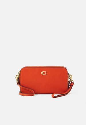 Bolso pequeño rectangular de cuero naranja para cruzar el cuerpo, con cremallera dorada y correa desmontable, con un logo dorado en forma de 'C' en el frente.