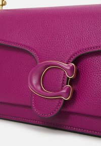 COACH TABBY SHOULDER BAG 26 - Kézitáska - b4/deep plum