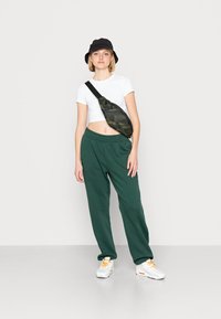 Nike Sportswear W NSW ESSNTL PANT FLC TREND - Calças de fato de treino - pro green/white