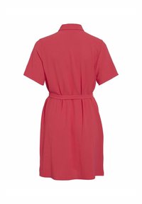 Šaty s krátkym rukávom a golierom v koralovej farbe, ktoré majú pásový límec a rovný strih. Hladká textúra s jednofarebným prevedením a bez vzorov.