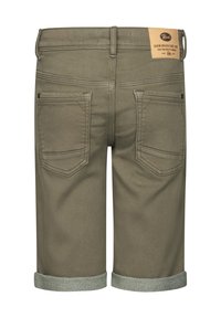 Shorts verde olivo con dobladillo enrollado, fabricados en denim. Presenta costuras visibles, dos bolsillos traseros y una etiqueta de cuero en la cintura.
