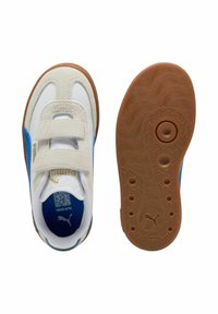 Scarpe sportive bianche e blu con un design in suede e sintetico. Cinghie in velcro, soletta imbottita e suola in gomma testurizzata. Suola non tracciabile.