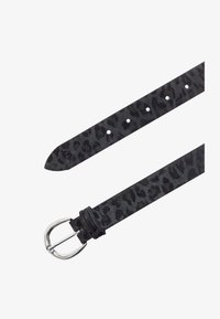 Cinturón negro con sutil patrón de manchas oscuras de leopardo, hebilla metálica plateada y múltiples orificios de ajuste sobre fondo blanco.