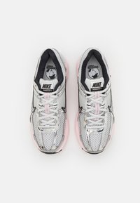 Nike Sportswear ZOOM VOMERO 5 NEWS - Športni copati - photon dust/metallic silver/pink foam/medium soft pink/wolf grey/black