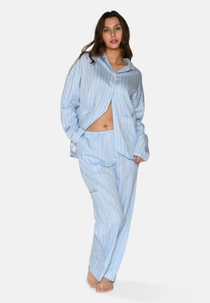 Ljusblå randig pyjamasuppsättning med knappar framtill och fickor samt matchande byxor. Mjuk tygkvalitet med avslappnad passform.