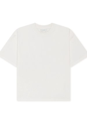 Valge puuvillane T-särk ümarkaelusega, lühikeste varrukatega ja lõdva istuvusega. Sile tekstuur, ilma märgatavate mustrite või detailideta.