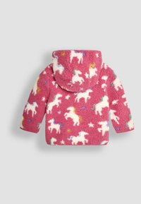 Vaate fleece vaaleanpunaisena hupparina, jossa on yksisarviskuvio valkoisena, sinisenä ja keltaisena, sekä teksturoitua, pehmeää kangasta.