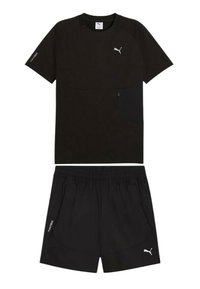 Conjunto deportivo negro compuesto por una camiseta de manga corta con un bolsillo con cremallera y pantalones cortos a juego que cuentan con bolsillos laterales y una cinturilla elástica.