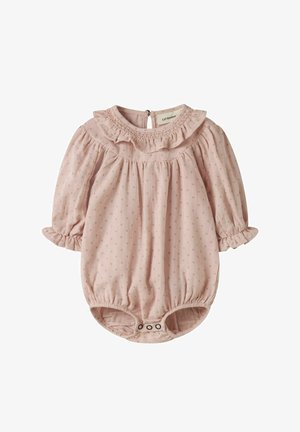 Miękki różowy kombinezon dla niemowląt z długimi bufiastymi rękawami, falbankowym kołnierzykiem, małym wzorem w kropki oraz zatrzaskami na dole.