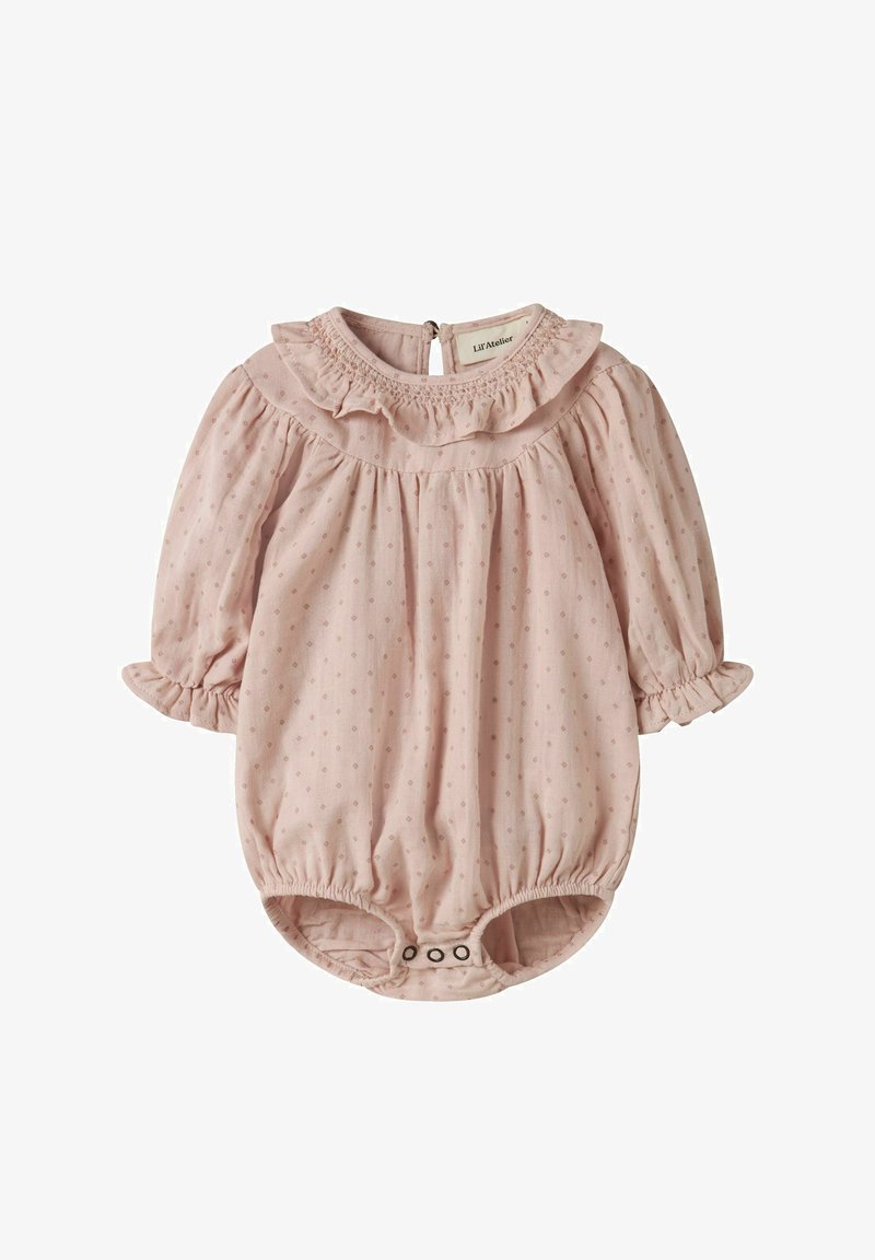 Blød lyserød babyheldragt med lange puffede ærmer, flæsekant, lille prikket mønster og trykknapper i bunden.