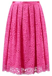 Jasnoróżowa spódnica do kolan z koronkowym overlayem z kwiatowym wzorem, plisowany fason i falbaniaste wykończenie dolne.