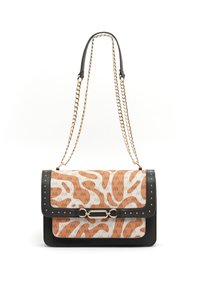 Borsa a tracolla a righe beige e bianca con una base in pelle nera, tracolla in catena argentata, accessori dorati e dettagli a borchie sul davanti della pattina.