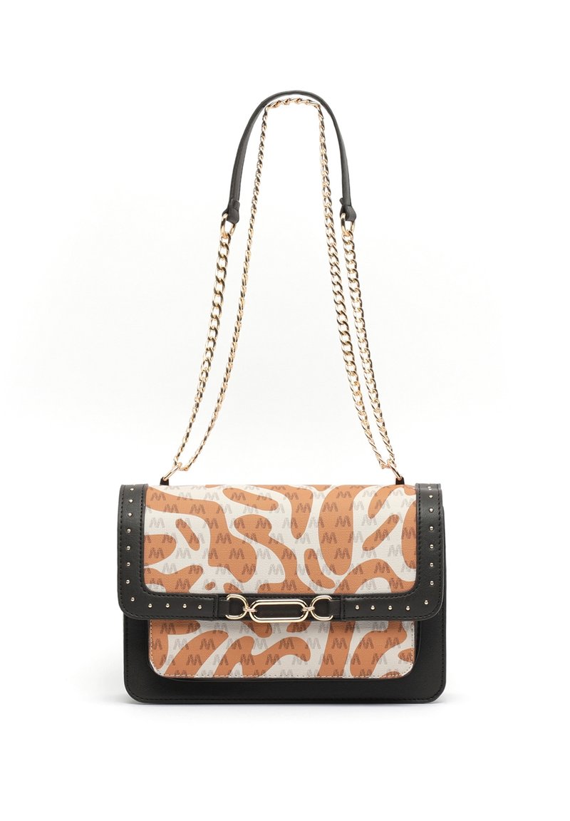 Borsa a tracolla a righe beige e bianca con una base in pelle nera, tracolla in catena argentata, accessori dorati e dettagli a borchie sul davanti della pattina.