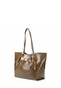 Bruine krokodil-geëmbossede totebag van glanzend materiaal, met lange handvatten en een ruime body met een ritscompartiment.