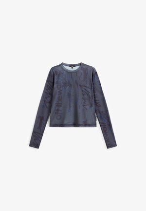 Langmouw shirt in donkergrijs met blauwe abstracte patronen. Ronde halslijn, lichte stof, relaxed fit, en een label aan de onderzijde.