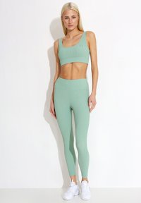 Carlheim ACTIVEWEAR HELLE - Leggingek - Nadrágok - light green