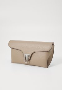 Pochette en cuir beige avec une surface texturée, fermeture à rabat et détail en métal argenté à l'avant. Design compact et rectangulaire.