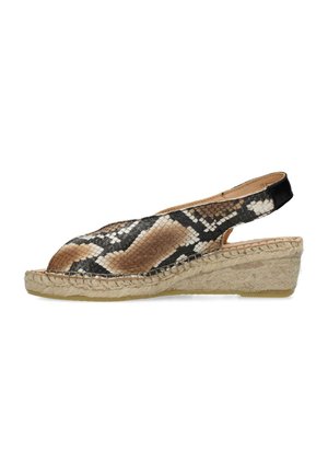 Schlangenleder-Optik Slingback-Wedge-Sandale mit offener Zehe, schwarzem Lederbesatz und gewebter Jutesohle. Strukturmuster in Brauntönen und Weiß.