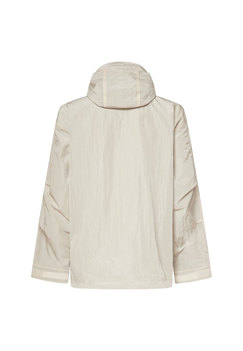 Hellbeige, langärmelige Kapuzenjacke aus einem glatten, leicht glänzenden Stoff, von hinten auf weißem Hintergrund gezeigt.