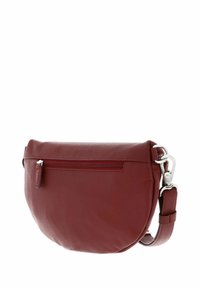 Sac bandoulière en cuir rouge avec une texture lisse, un design incurvé, un compartiment principal et une poche zippée. Équipé de quincaillerie en acier inoxydable et d'une sangle réglable.