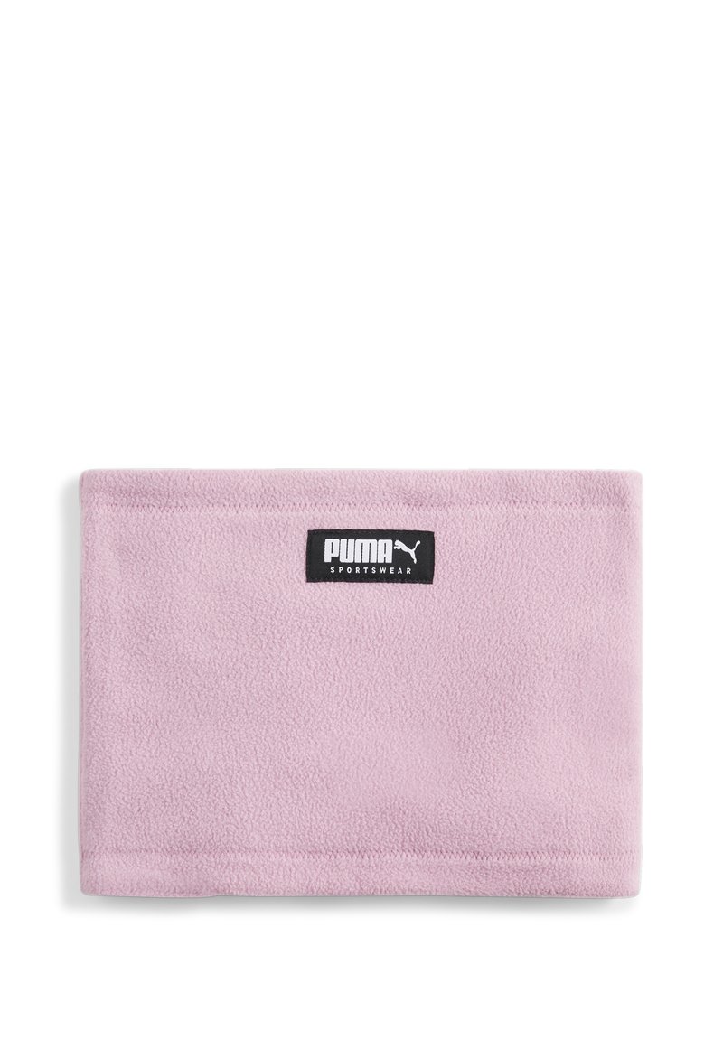Puma-Sportkopfbedeckung aus weichem rosa Fleece mit einem schwarzen Etikett, das den Markennamen zeigt, rechteckiger Form und glatter Textur.