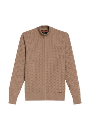 Brązowy robiony na drutach kardigan z zamkiem błyskawicznym z przodu, z wzorem w warkocze oraz ściągaczami u rękawów i na dole. Lekka tkanina o gładkiej fakturze.