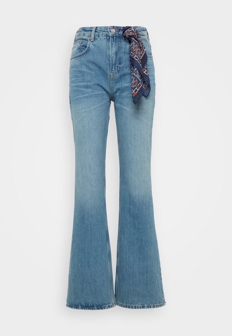 Jeans acampanados de color azul claro, hechos de mezclilla, con una cintura alta y una bufanda de patrón azul atada en el lazo del cinturón. Diseño clásico de cinco bolsillos.