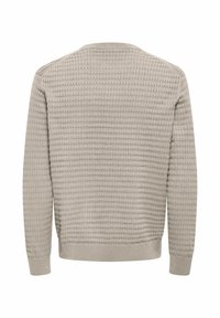 Pull gris clair texturé avec un motif en grille, col rond, manches longues, et poignets et ourlet côtelés.