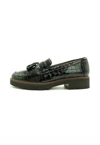 Mocasines de charol negro con textura de cocodrilo en relieve, con un acento de borlas y una suela gruesa y texturizada.