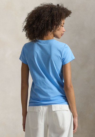 Ανοιχτό μπλε κοντομάνικο μπλουζάκι από βαμβάκι, με στρογγυλή λαιμόκοψη και άνετη γραμμή. Λεία υφή με κλασική ραφή στην πλάτη.