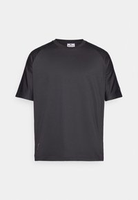 Svart atletisk T-skjorte med korte ermer laget av et glatt og lett stoff med raglan-ermer og rund hals, med en liten merke-logo.