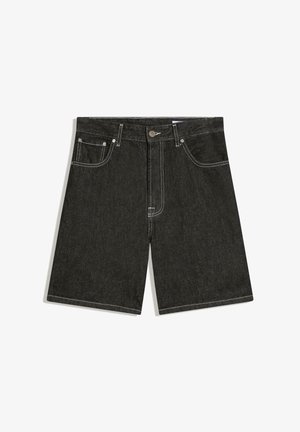 Fekete farmer rövidnadrág elülső gombbal és cipzárral, két oldalzsebbel és kontrasztos fehér varrással.