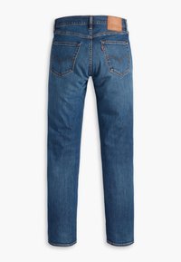 Blå denimjeans, rak passform, bakifrån med två bakfickor med sömdetaljer och en tan läderlogotyp på midjan.