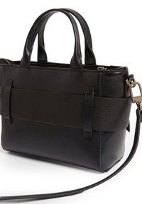 Μαύρη δερμάτινη τσάντα χειρός με υφασμένα στοιχεία, κλείσιμο με φερμουάρ, κοντά χερούλια και αποσπώμενο ιμάντα ώμου. Λεπτή και τραχιά επιφάνεια.