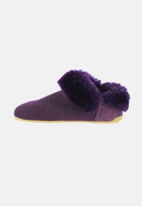 Lila filttofflor med faux fur-mudd, låg profil och gummisulor för bra grepp. Mjuk textur med en slät yta.