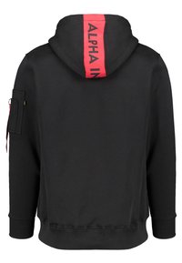 Zwarte hoodie met een rode streep en de tekst "ALPHA IN" op de achterkant. Heeft een ritszak op de linker mouw. Gemaakt van een katoenmix.