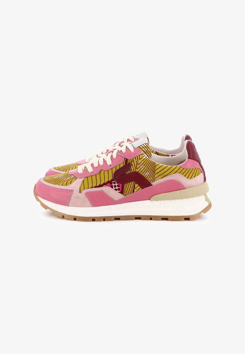 Paire de baskets basses en tissu rose rayé jaune, avec des accents bordeaux, des lacets blancs et une semelle blanche tachetée.