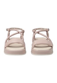 Světlé růžové sandály s křížovými popruhy, plochými podrážkami a polstrovanou béžovou stélkou. Mají nastavitelný řemínek kolem kotníku a texturované detaily.