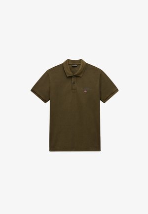 Olijfgroene polo met korte mouwen, twee knopen en een klein logo met vlag-embleem op de linkerborst.