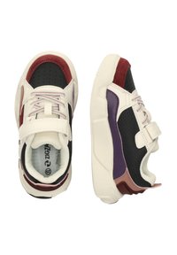 Sneakers met een zwart, wit en bordeaux ontwerp, voorzien van een gestructureerde bovenkant, geperforeerde delen en een klittenbandsluiting.